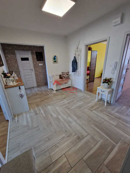 PREDANÉ - Predaj 4-izbového bytu s loggiou na sídl. Mier v SNV