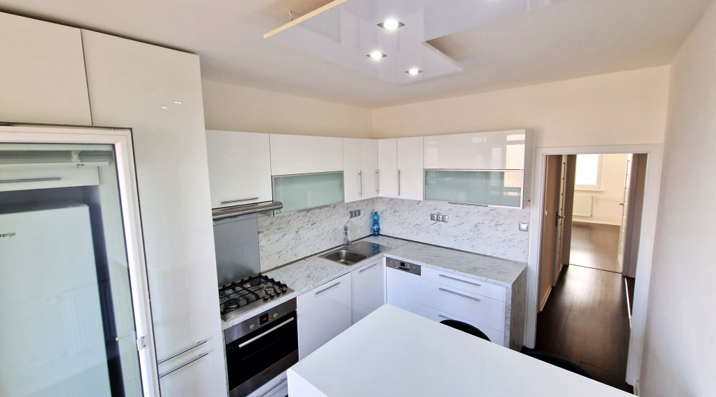 Prenájom 4-izbového bytu v Sp. Novej Vsi